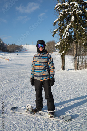 Сноубордист зимой на горнолыжной трассе