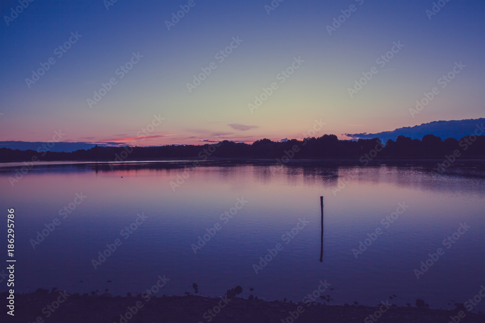 Au crépuscule du Lac du Louroux