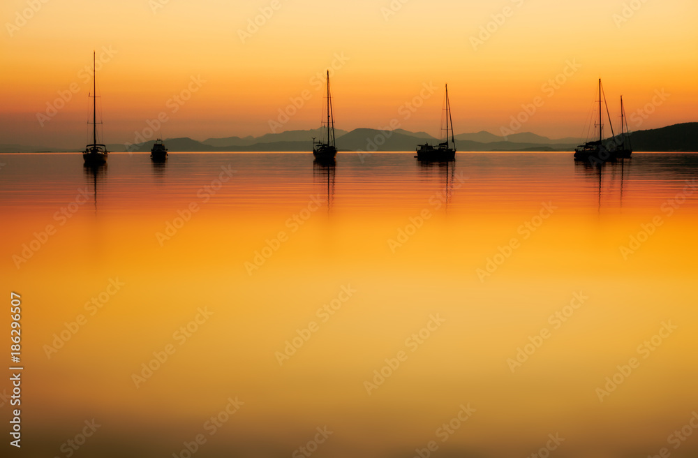 Hintegrund: Golden Silence Hintegrund: Golden Silence