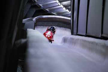 Fotobehang Wintersport Bobslee scheurt door ijskanaal  © Tobias Arhelger