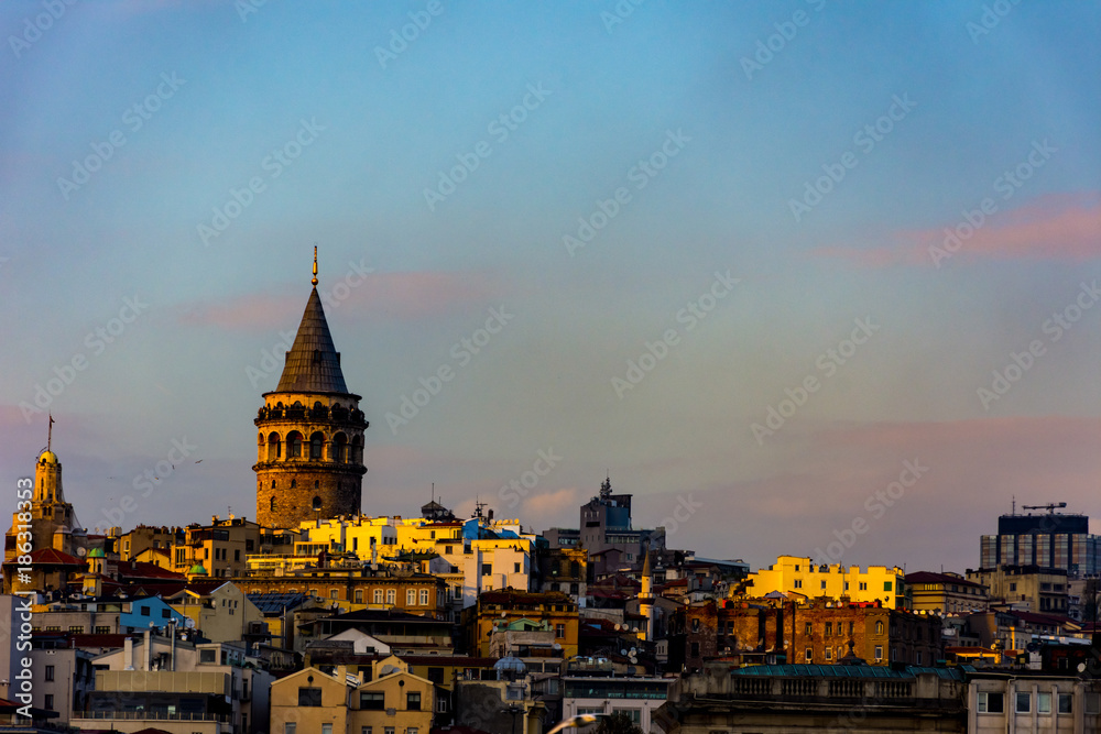 Fototapeta premium Wieża Galata i otaczające ją budynki