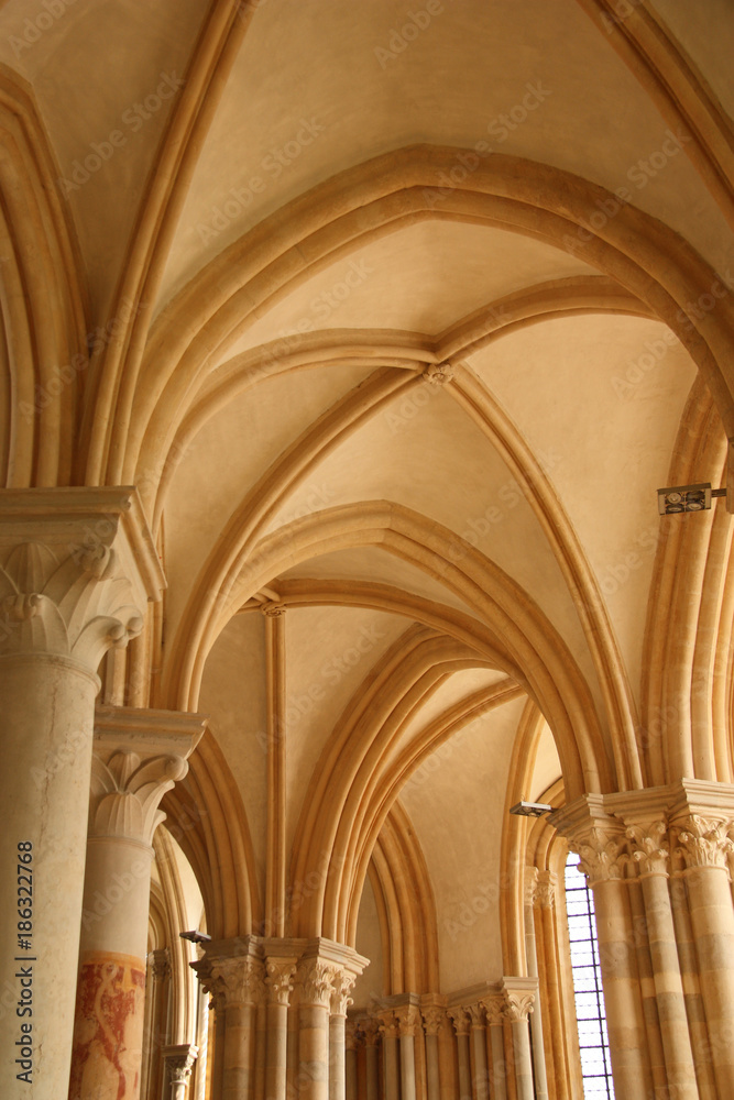 Voûtes de la basilique de Vézelay en Bourgogne, France