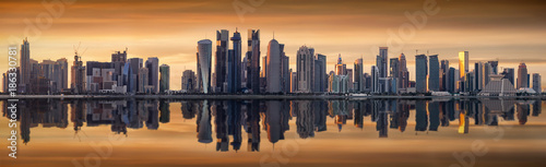 Die moderne Skyline von Doha in Katar bei Sonnenuntergang