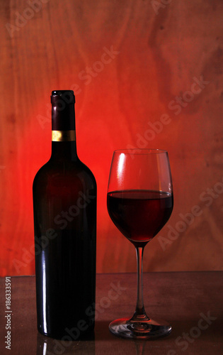 ein flasche rotwein und ein glas rotwein cheers