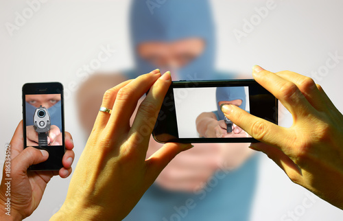 Obraz na płótnie Gaffer fotografieren mit Handys einen Bankräuber mit Pistole