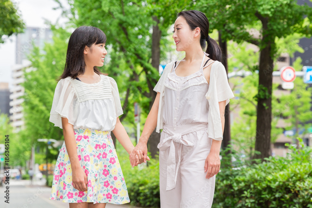 手をつなぐ親子 手をつなぐ親子
