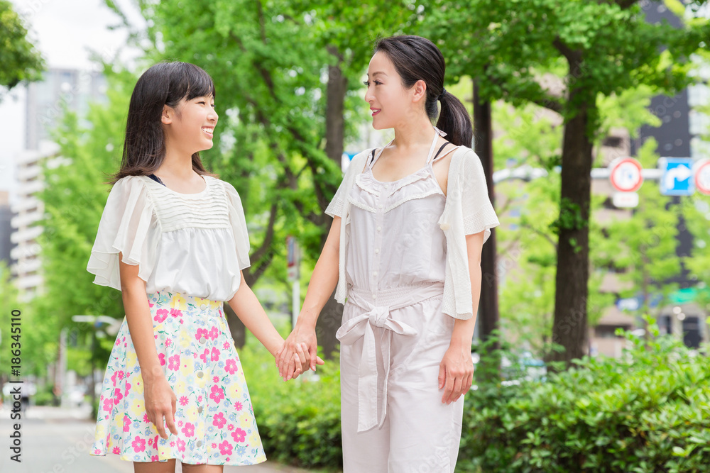 手をつなぐ親子