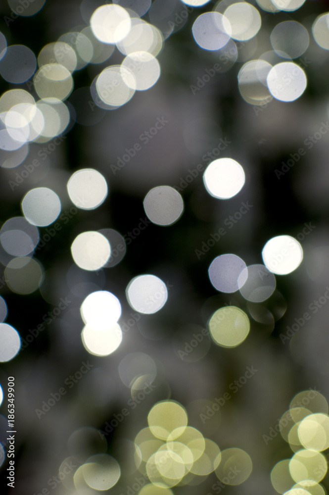 Obraz premium A yellow and white christmas light bokeh background