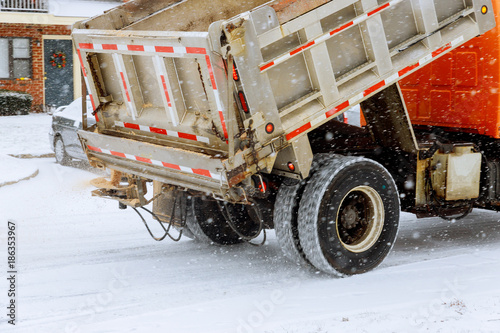 working machine for sprinkling sand roads