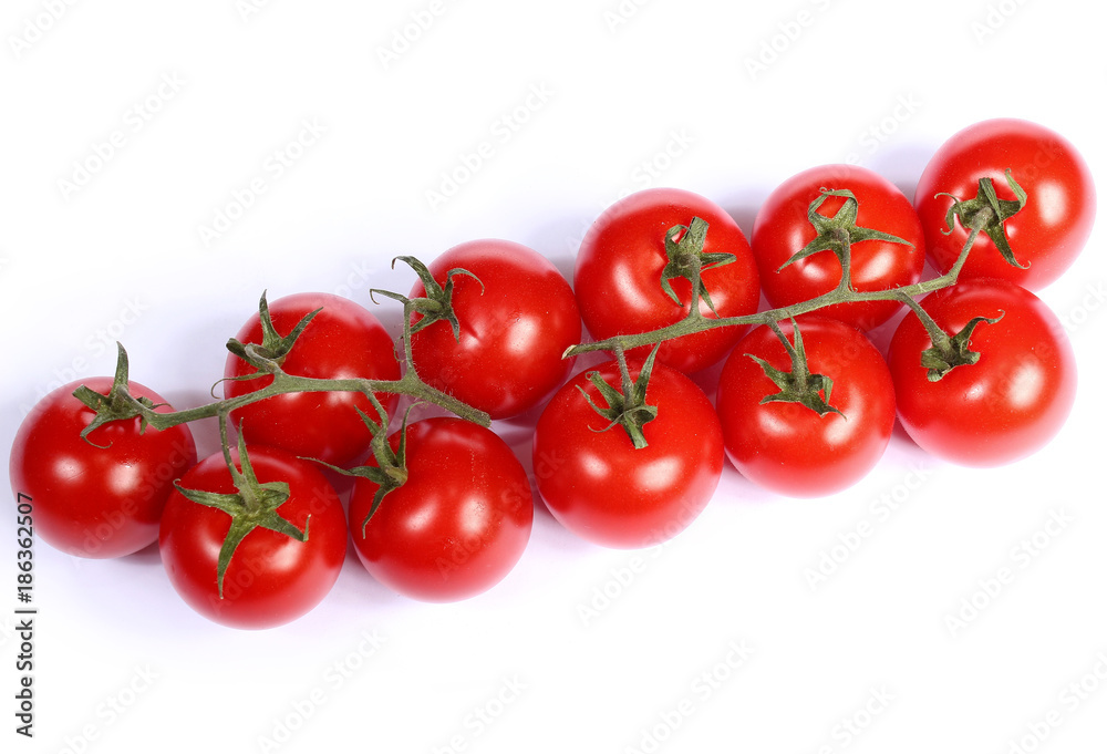 Grappe de tomates cerises sur fond blanc Grappe de tomates cerises sur fond blanc