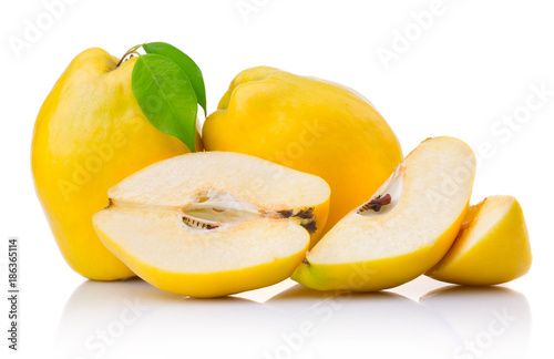 Papier peint Ripe quince fruits with leaf and slice isolated
