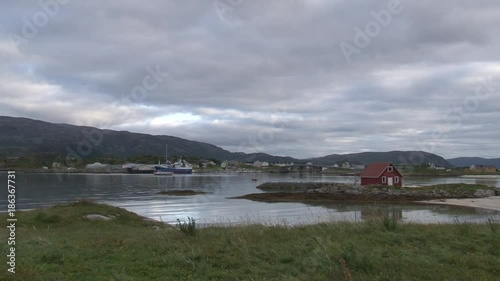 Norwegen, Norge, Lofoten, Reine, Bucht, Hafen, Straße, Boot, Schiff, Siedlung, Rorbu, Holzhaus, Zentrum, Tradition, Moskenes, fischen, Fischerei, Fischfang photo