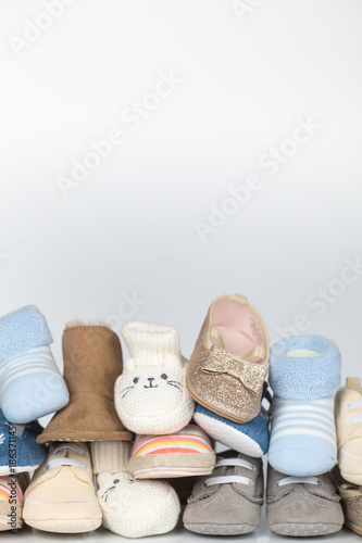 Gestapelte Kinder- und Babyschuhe mit weißem Hintergrund