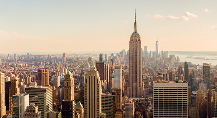 Fototapete Manhattan Beleuchtete Wolkenkratzer Manhattans bei Sonnenuntergang  © peresanz