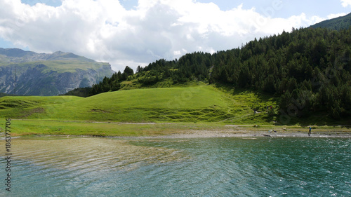 Lago alpino di Cancano nel Parco Nazionale dello Stelvio
