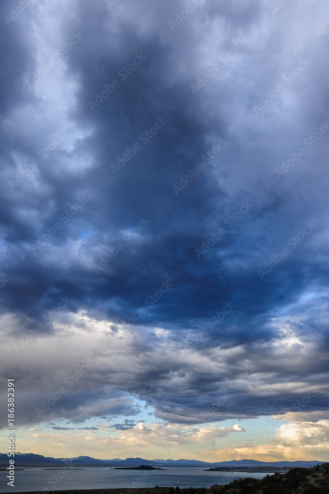 Obraz premium Storm clouds over mono lake