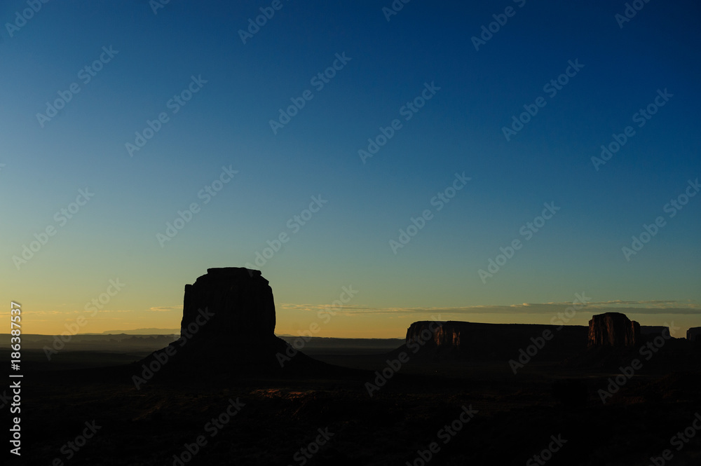 Fototapeta premium Sunrise over Monument Valley