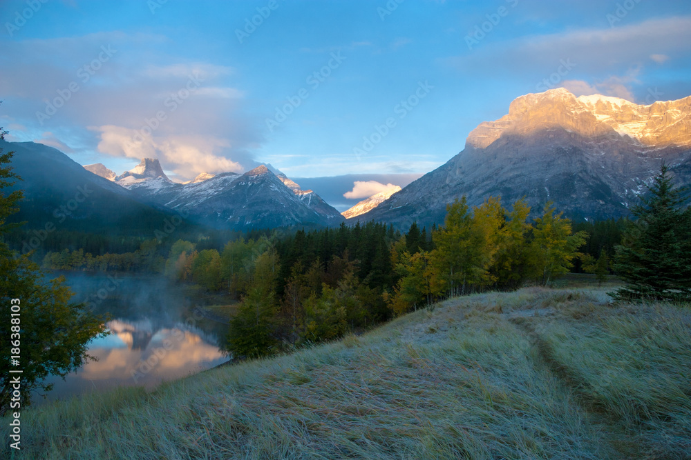 Fototapeta premium Sunrise at Wedge Pond, Kananaskis, Alberta, Canada