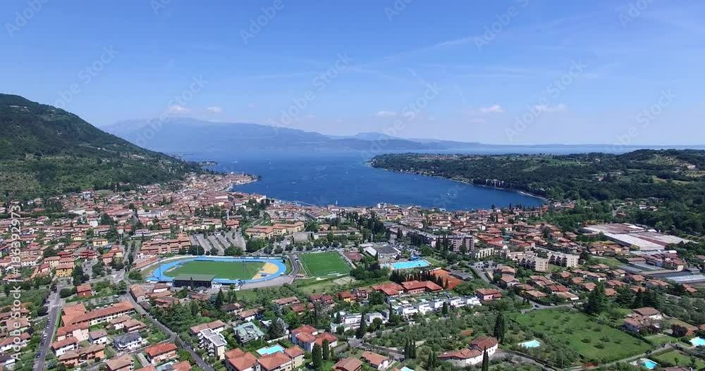Italia giugno 2017 - vista aerea del golfo di salò sul lago di Garda in provincia di Brescia Italia giugno 2017 - vista aerea del golfo di salò sul lago di Garda in provincia di Brescia