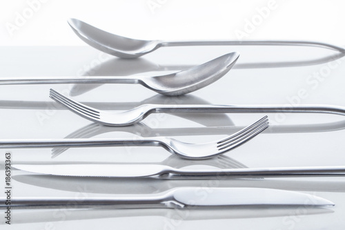 Kochen, Geschirr, Besteck, Messer und Gabel, auf spiegelnder Tischplatte, Hintergrund