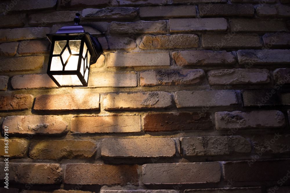 石煉瓦 壁 茶色 黄色 石 煉瓦 レンガ 背景 背景素材 建築 れんが レトロ ランプ 電灯 ライト 照明 光 照明器具 夜 建設 インテリア Stock Photo Adobe Stock
