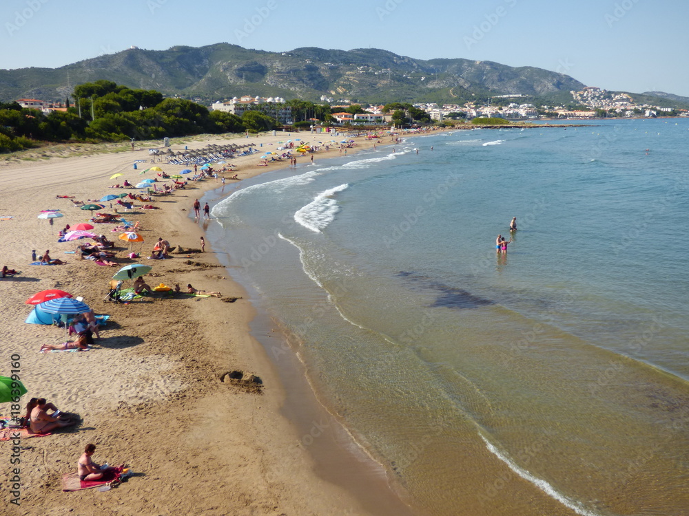 Playa de Alcossebre o Alcocéber, población perteneciente al municipio de Alcalá de Chivert en la provincia de Castellón, España Playa de Alcossebre o Alcocéber, población perteneciente al municipio de Alcalá de Chivert en la provincia de Castellón, España
