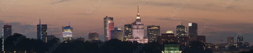 Naklejka premium Nocny panoramiczny widok na panoramę Warszawy