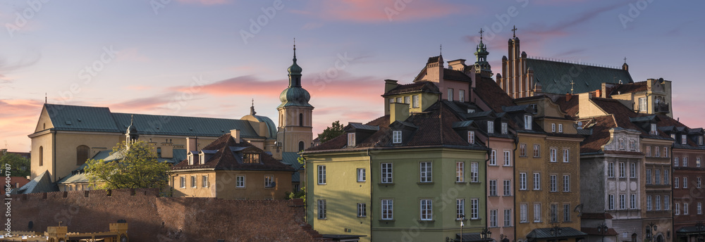 Obraz premium Historyczna panorama dachów starego miasta w Warszawie