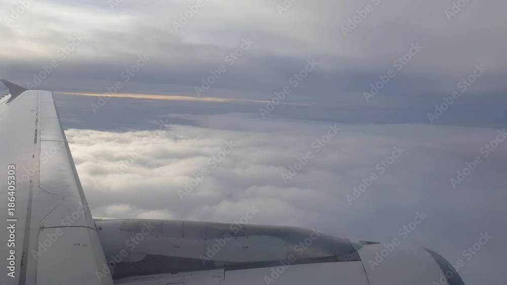 avión volando entre nubes