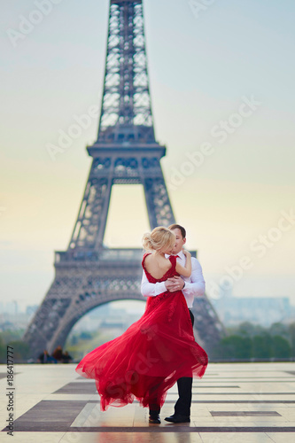 Couple dancing in front of the Eiffel tower in Paris, France © Ekaterina Pokrovsky