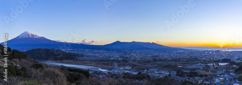 富士山と日の出、静岡県富士市にて