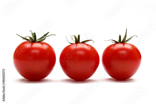 3 tomates sur fond blanc