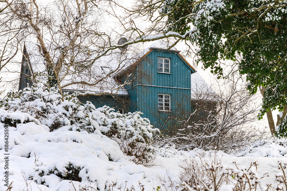 Ein Haus in Ahrenshoop im Winter