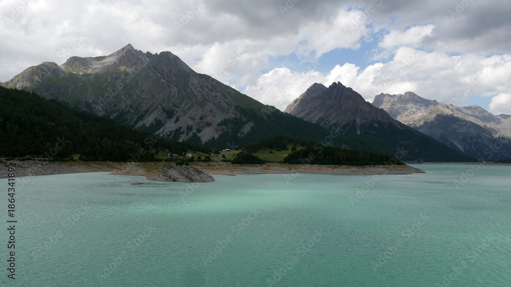 Lago di Cancano sulle Alpi in Valtellina Lago di Cancano sulle Alpi in Valtellina