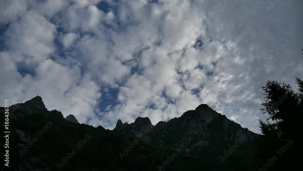 Time lapse cielo nuvoloso in val di Mello Time lapse cielo nuvoloso in val di Mello