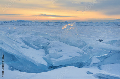 Восход солнца над зимним Байкалом © irinabal18