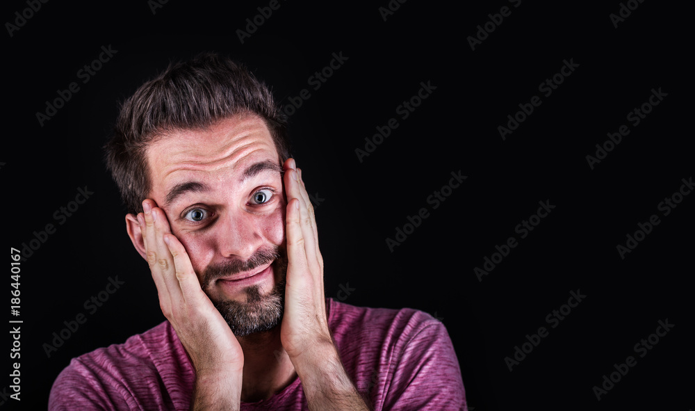 Beide Hände ins Gesicht geschlagener junger Mann Beide Hände ins Gesicht geschlagener junger Mann