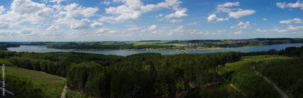 Panorama der Landschaft vom Möhnesee im Sauerland