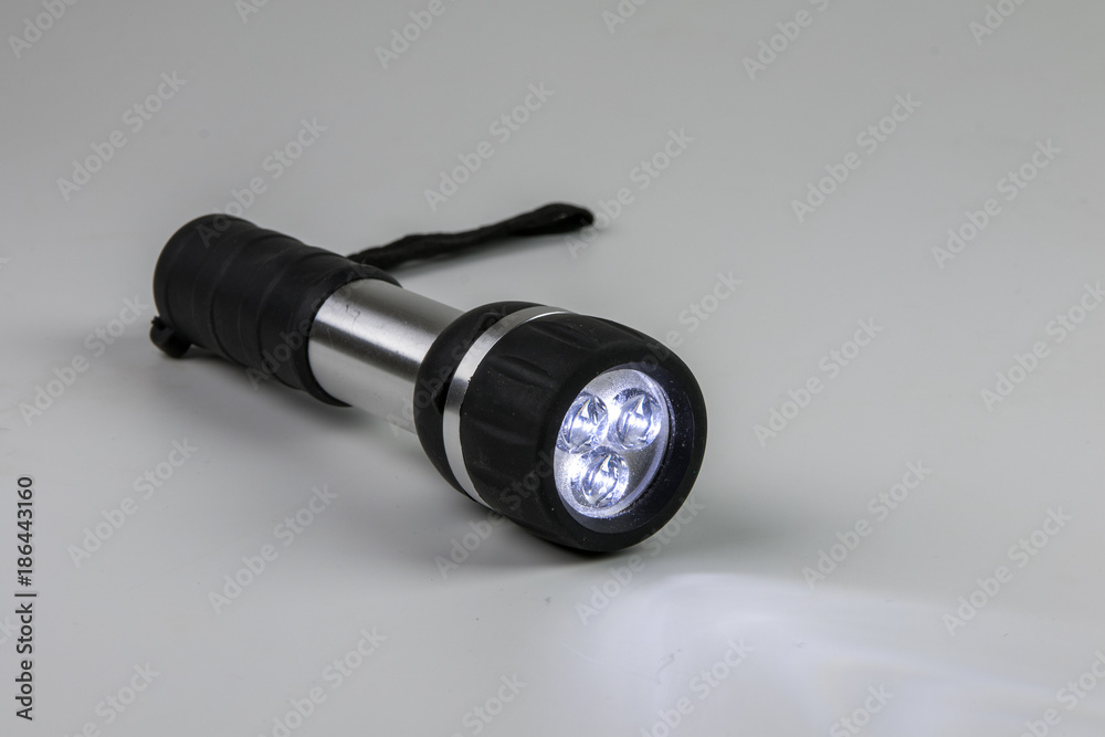 LED Taschenlampe vor weißem Hintergrund LED Taschenlampe vor weißem Hintergrund