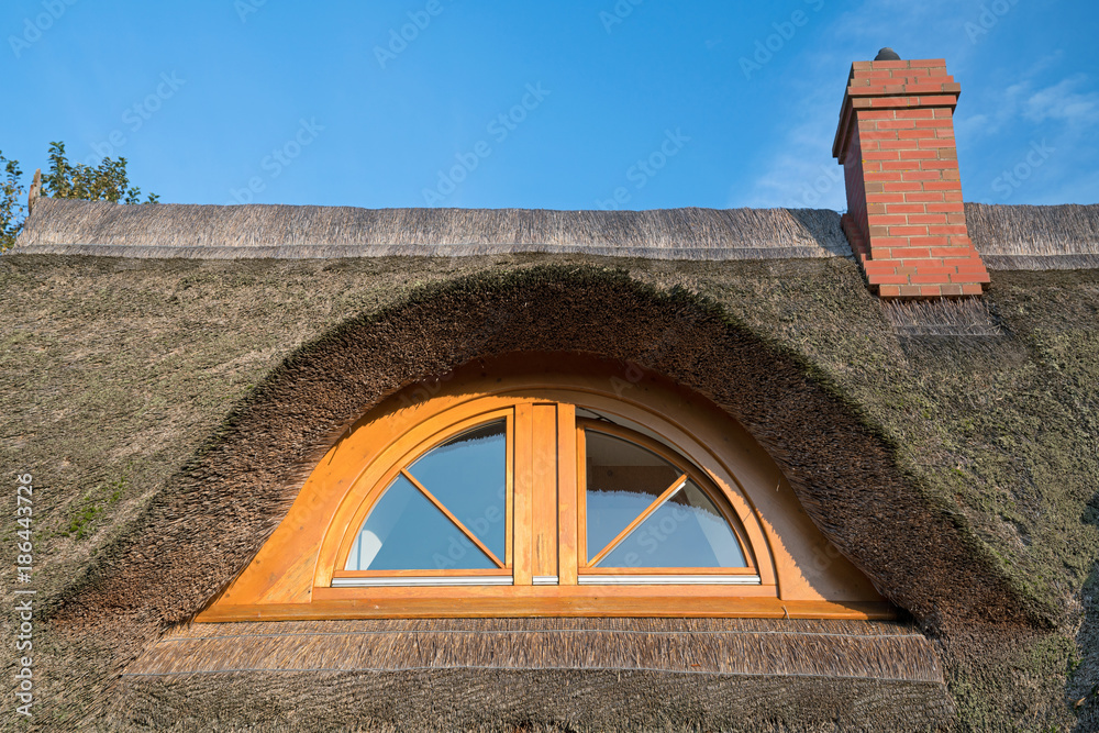 gaubenfenster-im-reetdach-stock-foto-adobe-stock