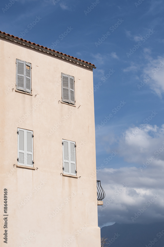 Corsica, 03/09/2017: lo skyline con vista dei palazzi e dei vicoli del centro dell'arroccata Cittadella di Calvi, famosa meta turistica sulla costa nord-occidentale dell'isola