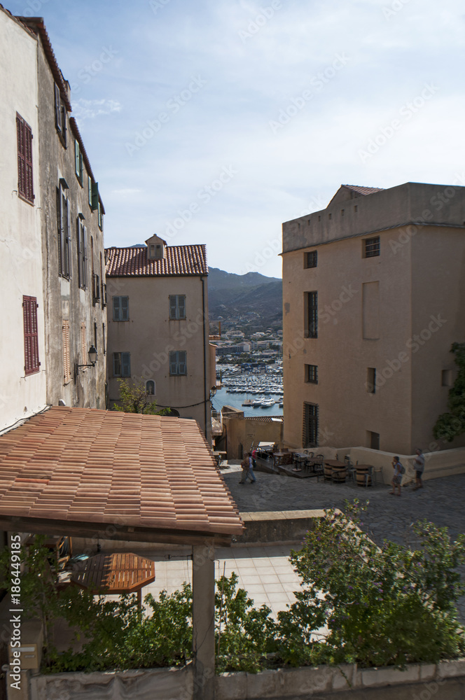 Corsica, 03/09/2017: lo skyline con vista dei palazzi e dei vicoli del centro dell'arroccata Cittadella di Calvi, famosa meta turistica sulla costa nord-occidentale dell'isola