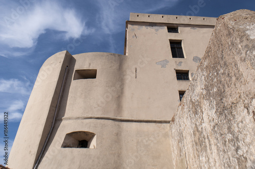 Corsica, 01/09/2017: dettagli architettonici delle antiche mura della Cittadella arroccata di Calvi, famosa meta turistica sulla costa nord-occidentale dell'isola