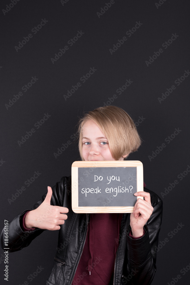 Mädchen mit einem Schild in der Hand auf dem steht do you speak english Mädchen mit einem Schild in der Hand auf dem steht do you speak english