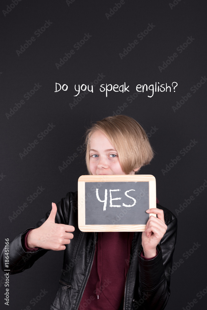 Mädchen mit einem Schild in der Hand auf dem steht do you speak english Mädchen mit einem Schild in der Hand auf dem steht do you speak english