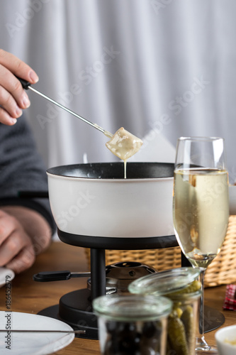 Wallpaper Mural Mann isst klassisches Käse Fondue mit Brot und Sekt Torontodigital.ca