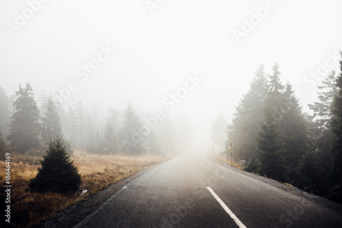 Menschenleere Brockenstraße verschwindet im Nebel