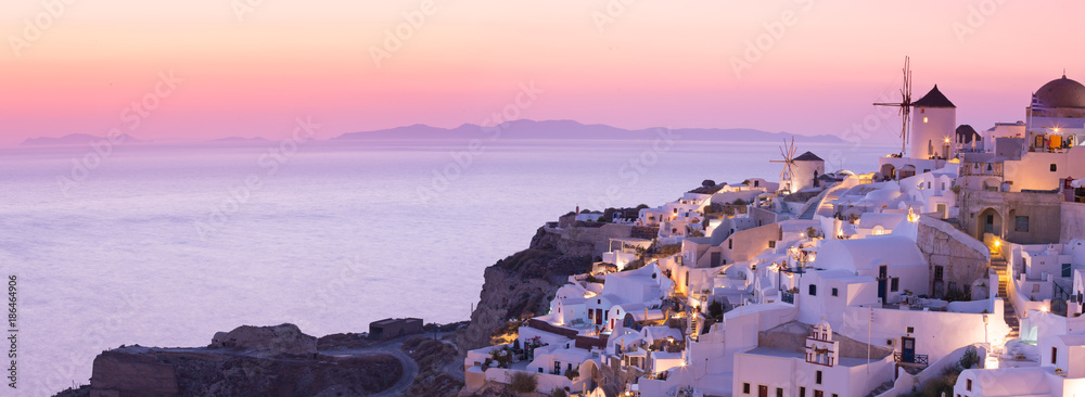 Naklejka premium Sławny zmierzch przy Santorini w Oia wiosce