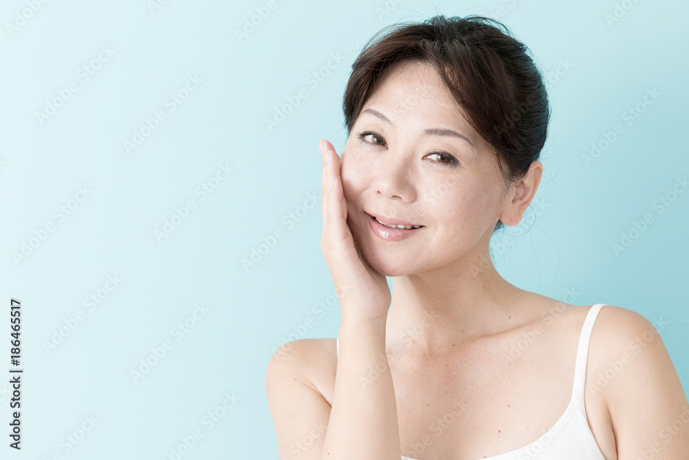 美しい女性 ブルーバック 美しい女性 ブルーバック