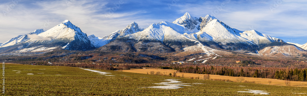Plakat Panoramiczny widok Wysokie Tatras góry w zimie, Sistani